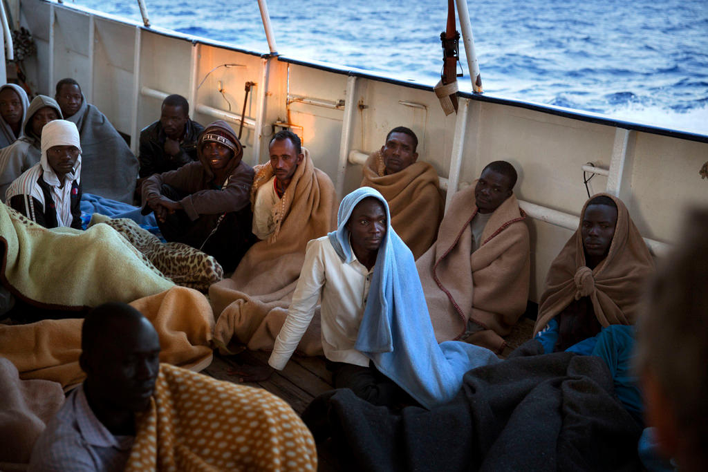 مهاجرون غير شرعيون في قارب بعد إنقاذهم من قبل خفر السواحل الإسبانية