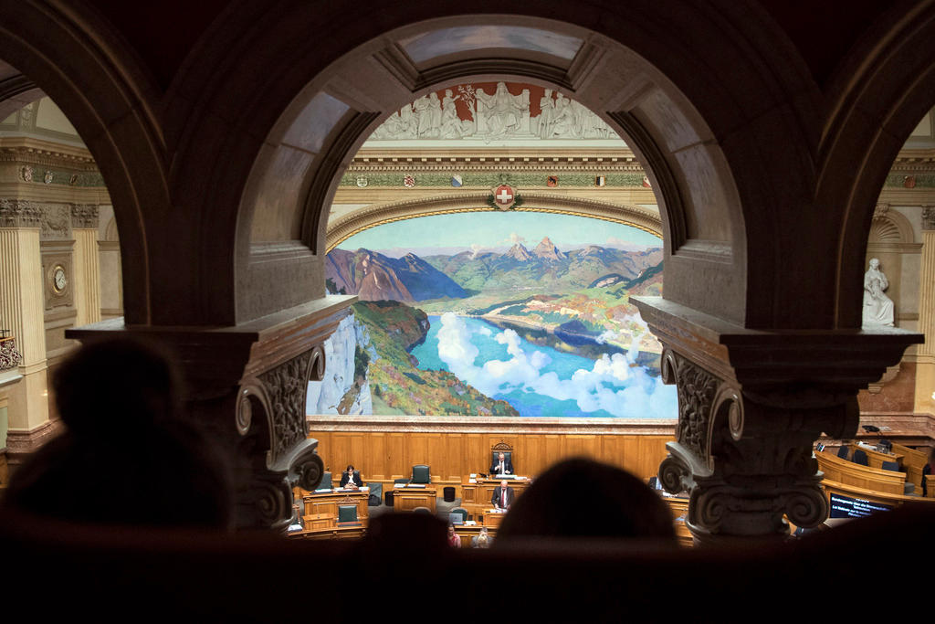 صورة لقاعة مجلس النواب وتظهر في الخلفية لوحة جدارية تاريخية
