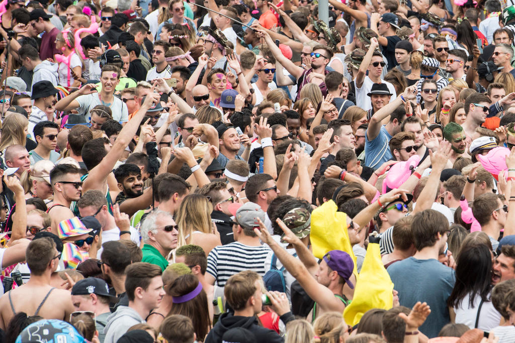 Gente che balla alla Street Parade di Zurigo