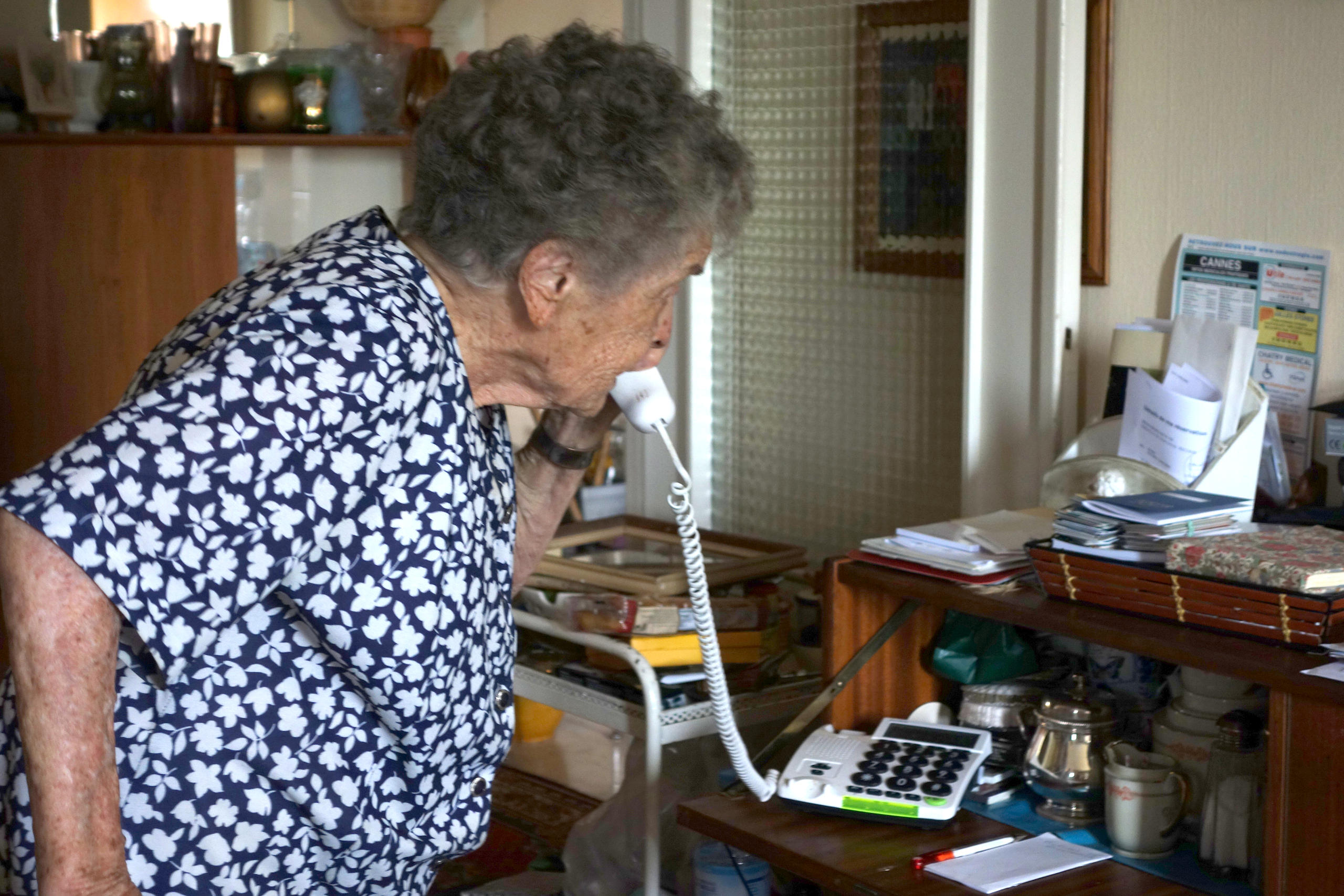 Agnes Parodi am Telefonieren