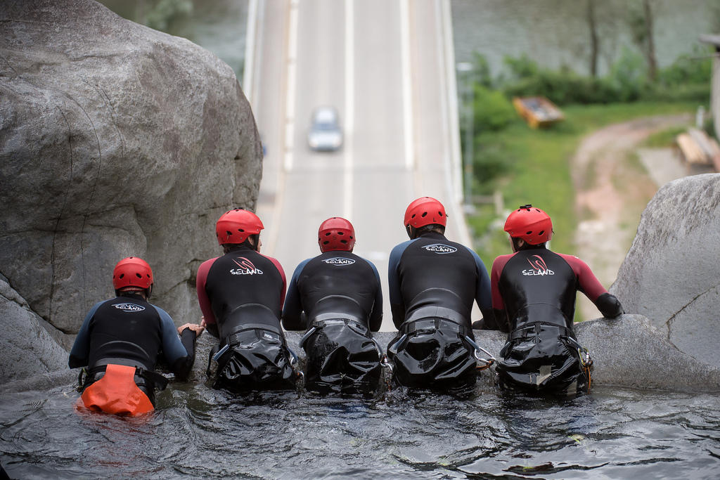 Cinque persone in un pozzo del fiume mentre fanno canyoning