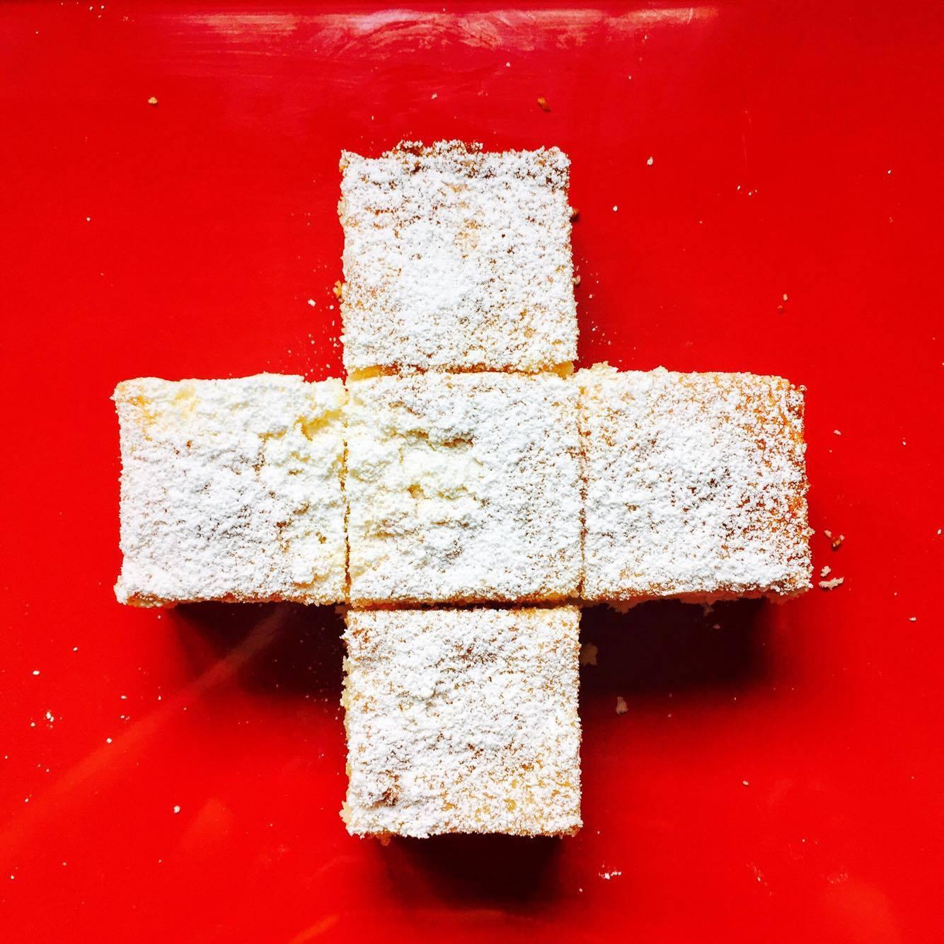 Bizcocho blanco en forma de cruz sobre un fondo rojo