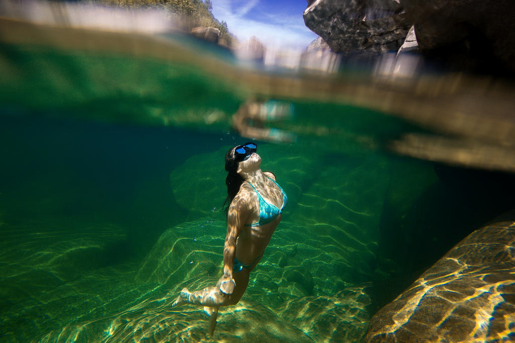 Donna in immersione in un fiume