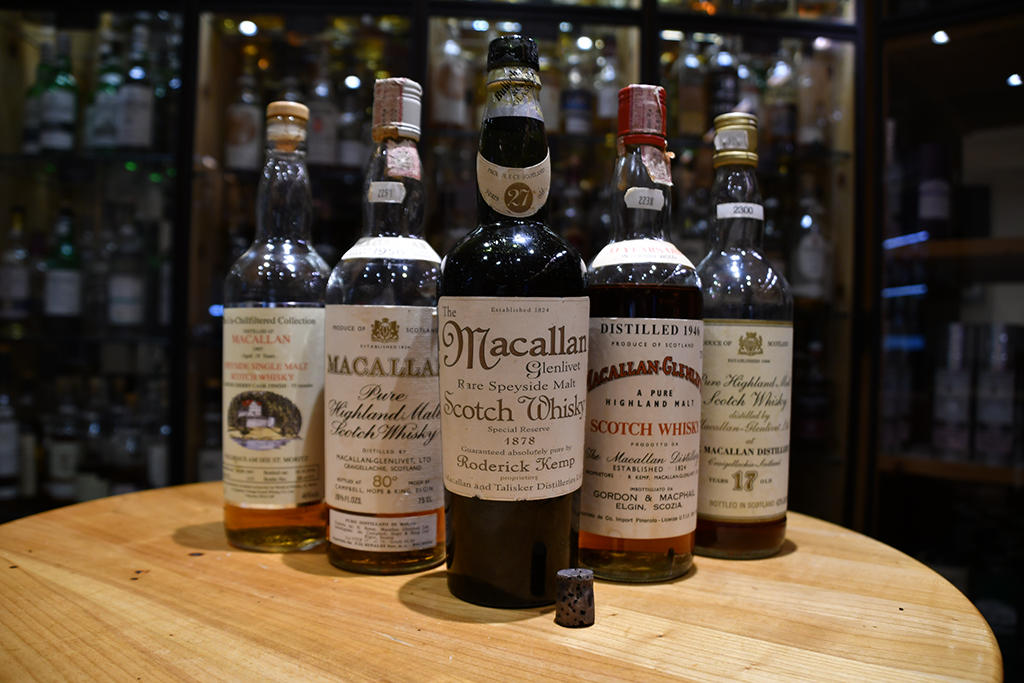 Whiskyflaschen, darunter eine Macallan von 1878.