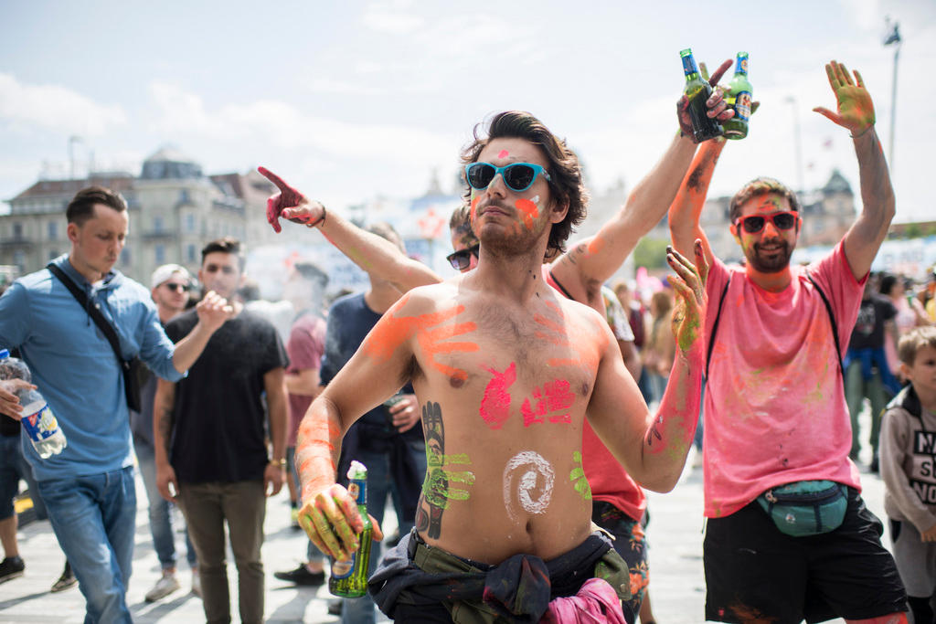 Gente che balla alla Street Parade di Zurigo