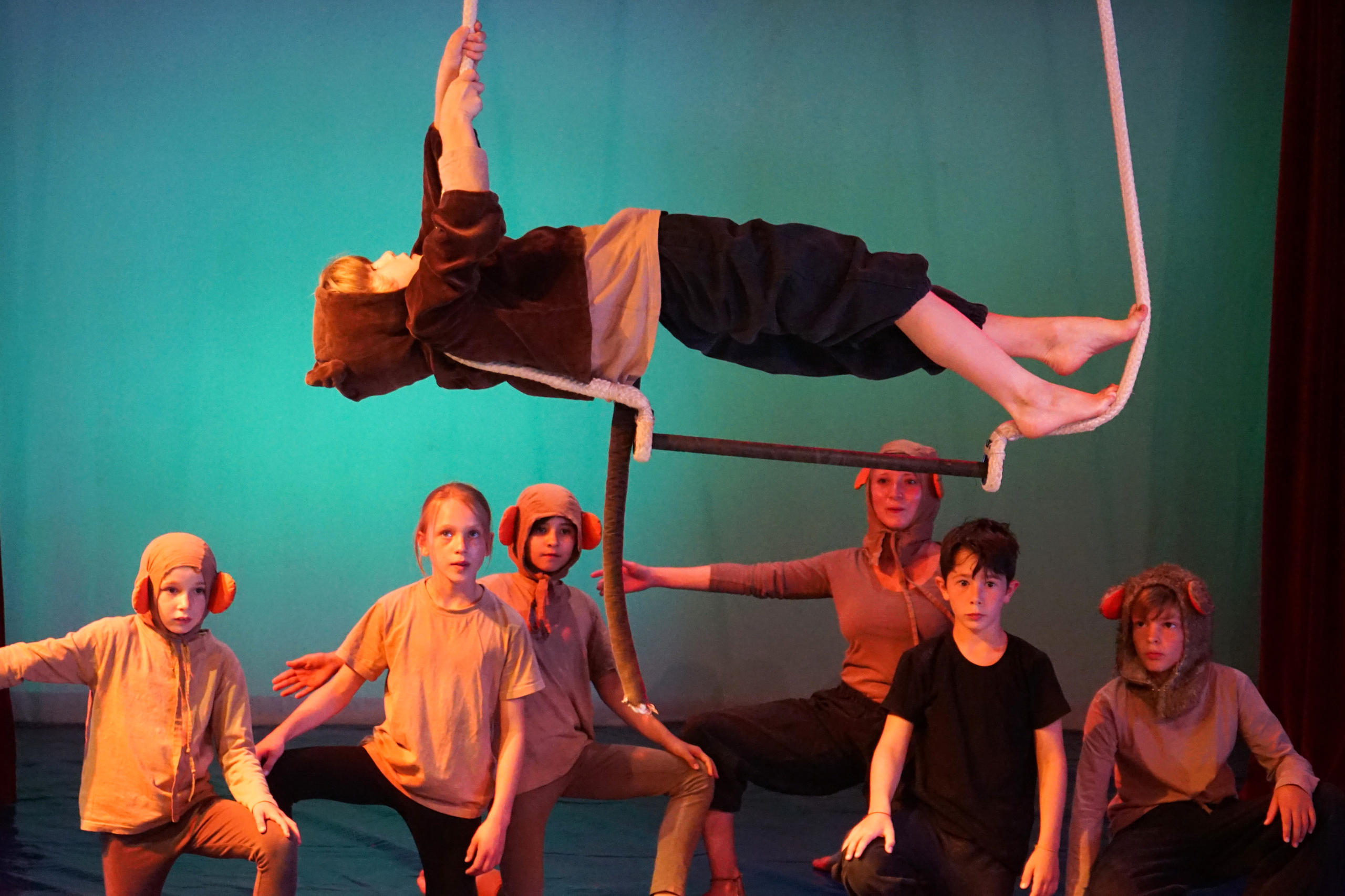 Actuación final de los jóvenes suizos en el extranjero con el Circo Pipistrello en Hergiswil.