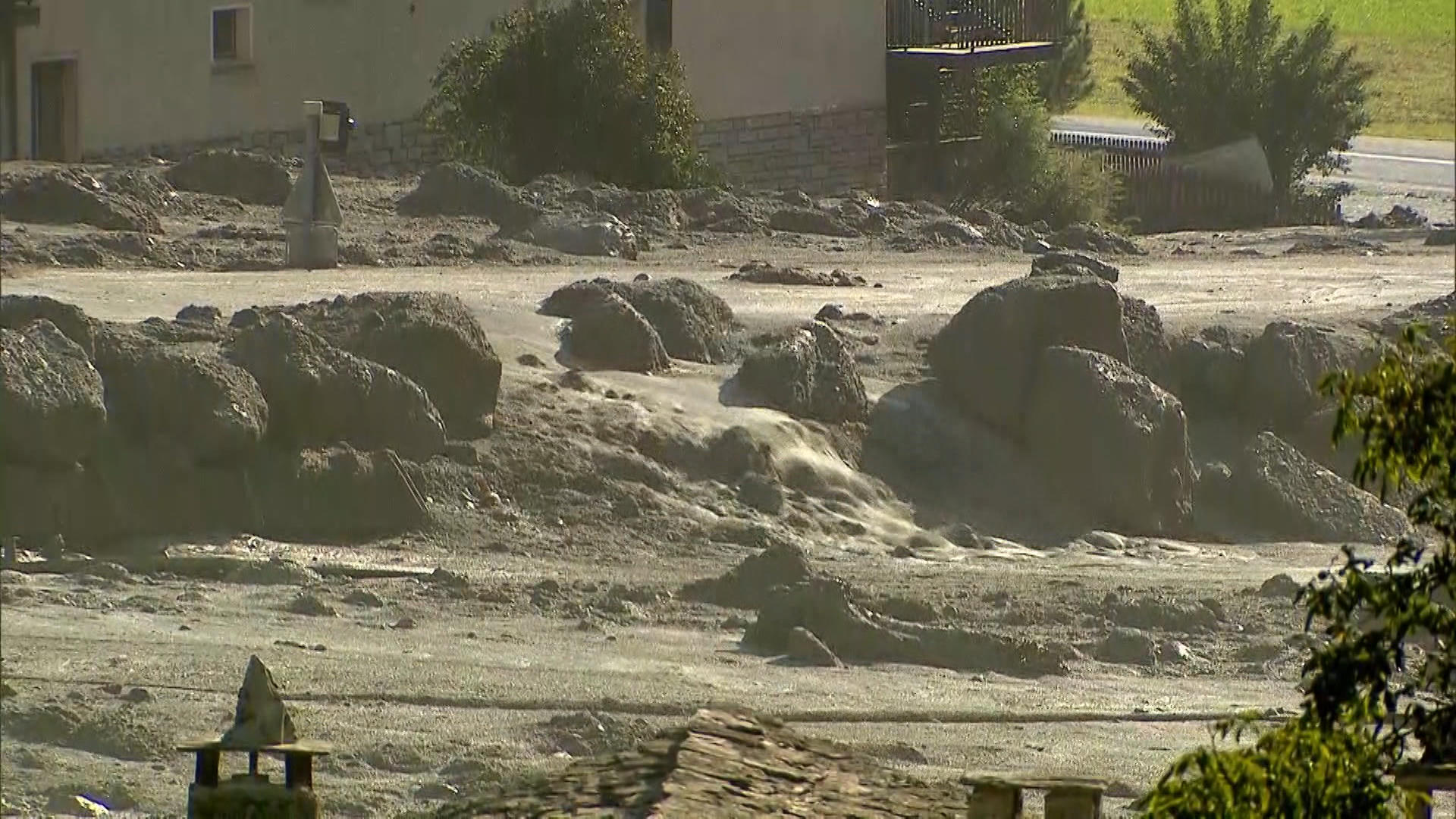 Оползень из камней и воды