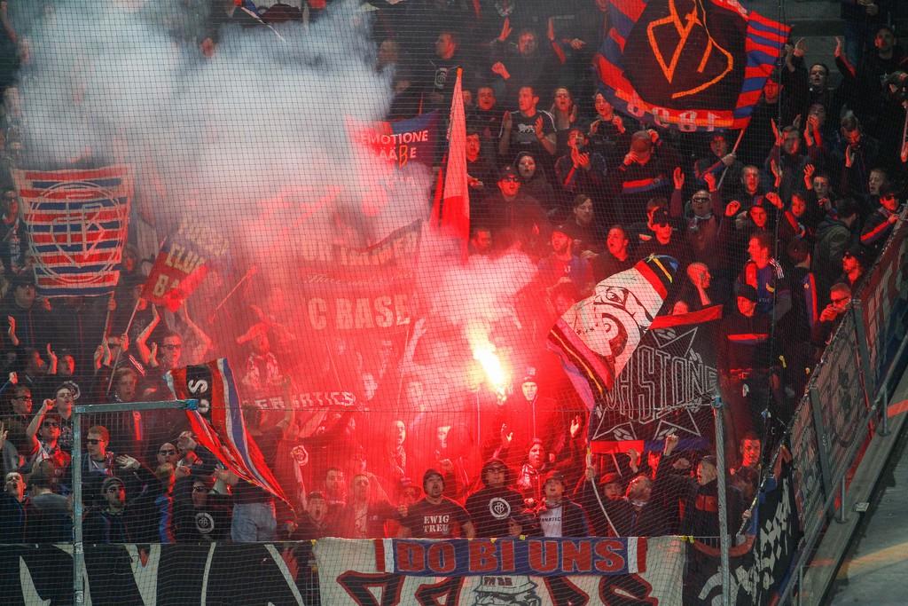مشجعون لكرة القدم يُشعلون الشماريخ والألعاب النارية في ملعب سانت غالن شرق سويسرا