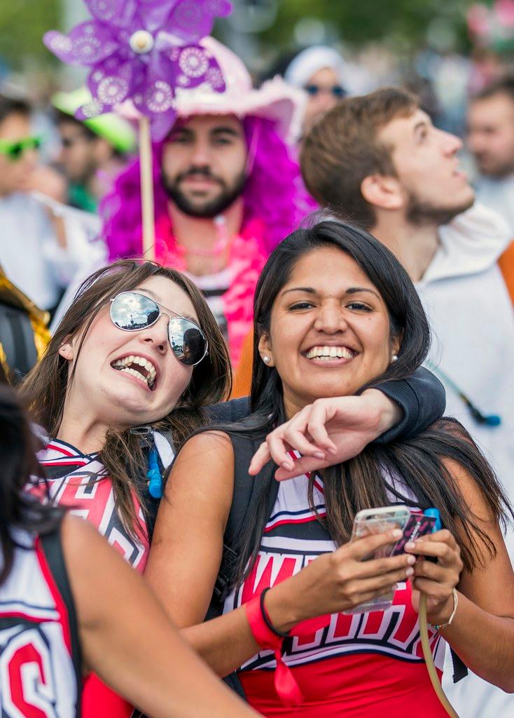 Gente che balla alla Street Parade di Zurigo