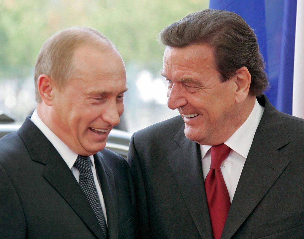 Герхарда Шрёдера связывает давняя дружба с российским президентом Владимиром Путиным.