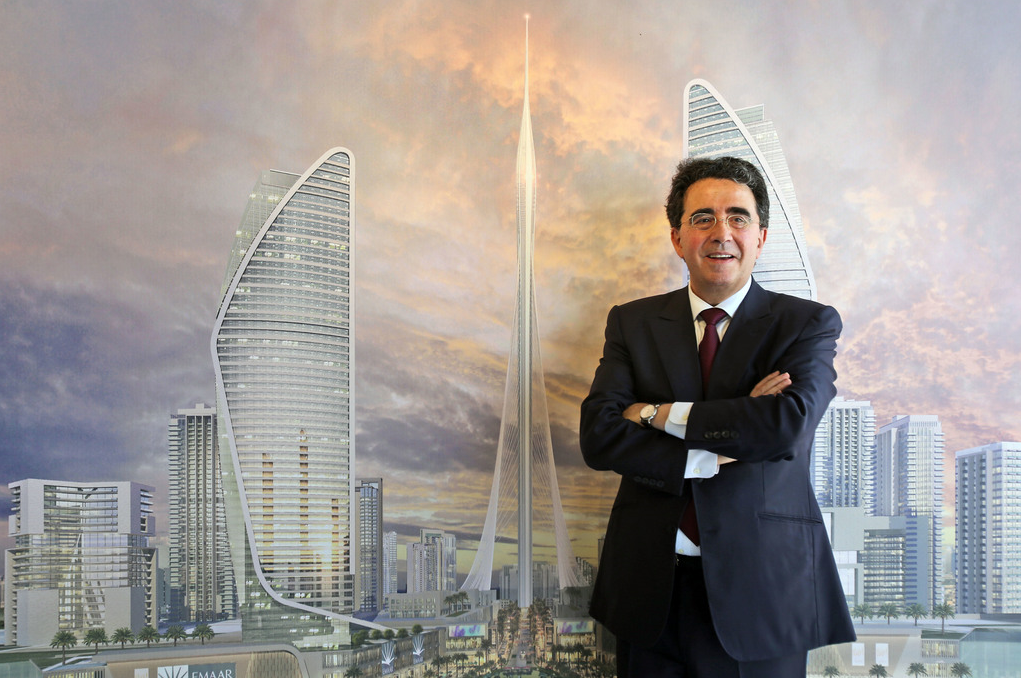 Santiago Calatrava, in un immagine del 2016, mostra un cosiddetto rendering della torre che ha progettato per Dubai.