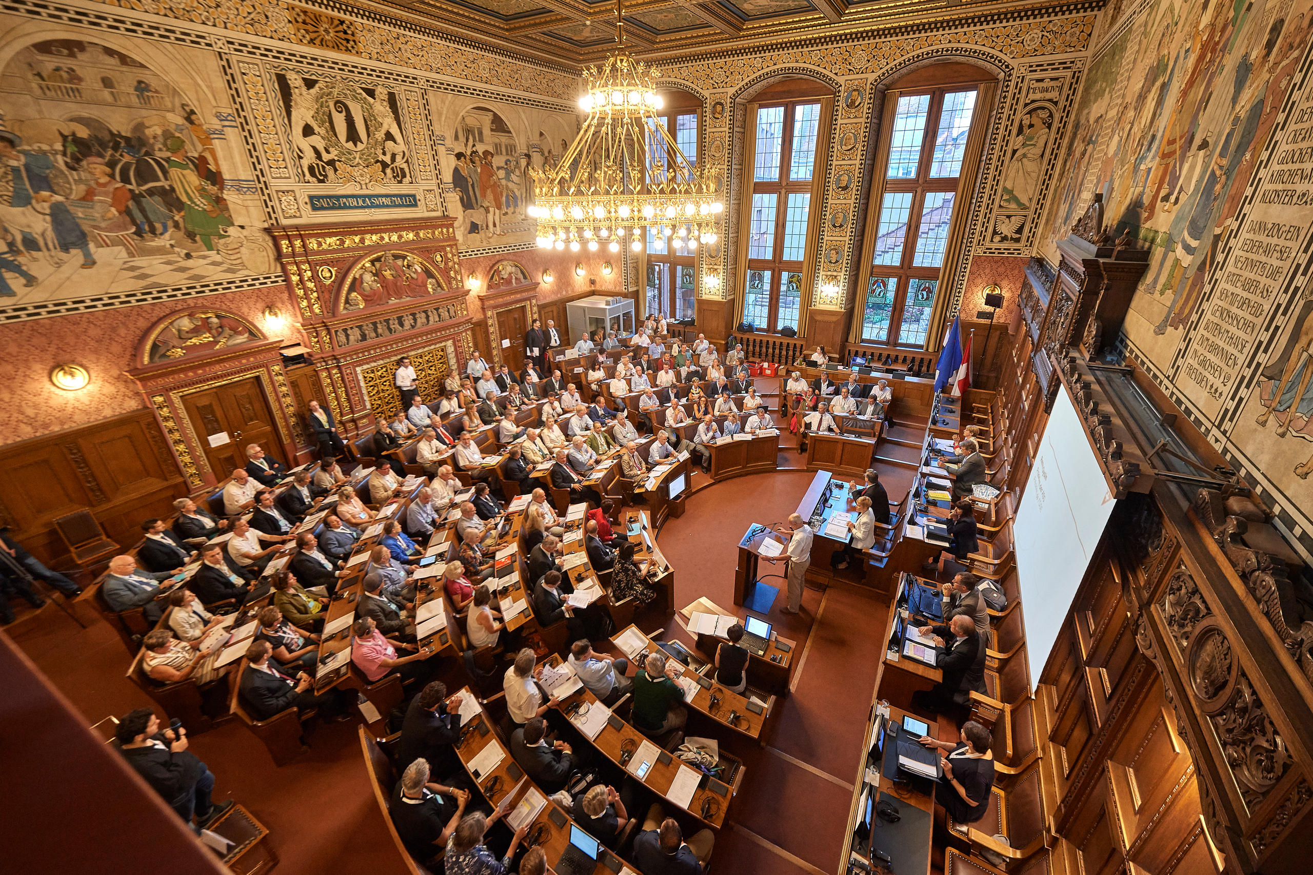 أعضاء مجلس السويسريين في الخارج مجتمعون داخل مقر برلمان كانتون بازل المدينة