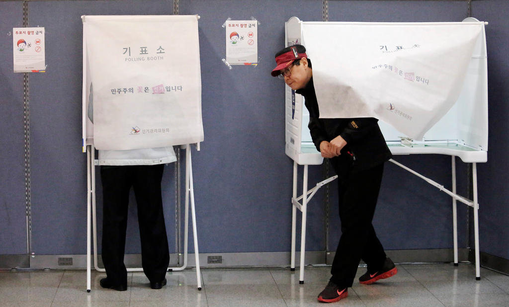 In un ufficio elettorale in Corea del Sud