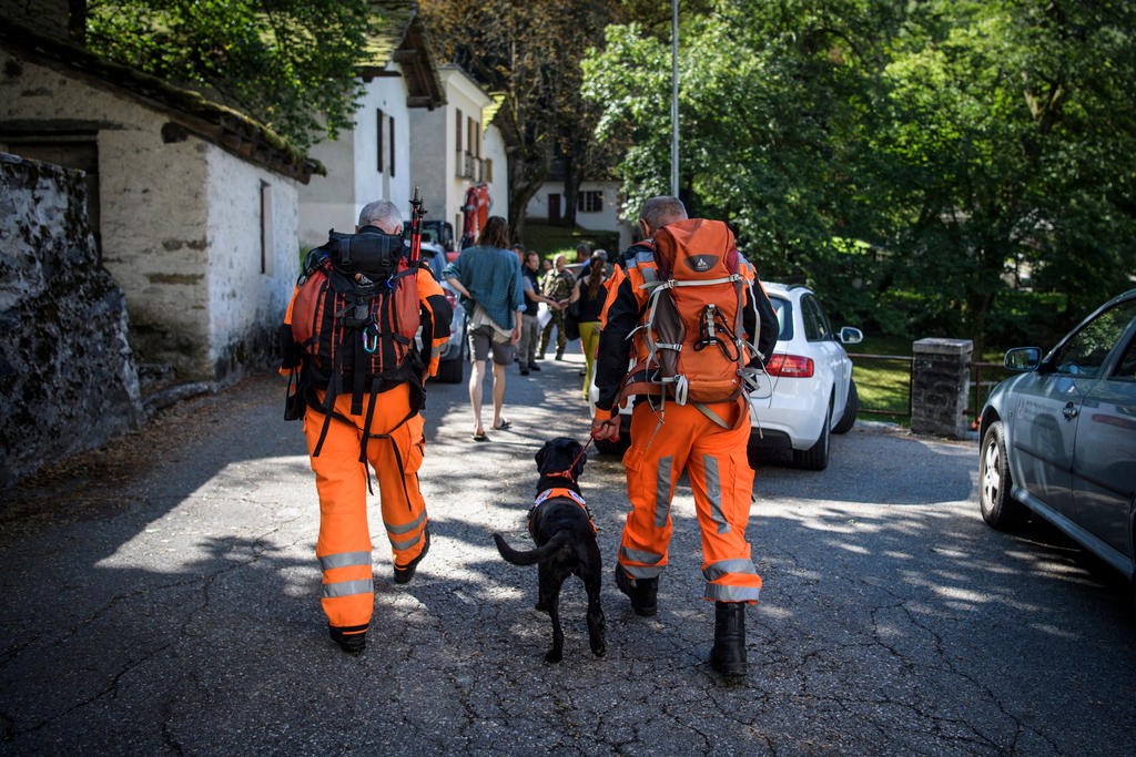 Due soccorritori con un cane in azione a Bondo