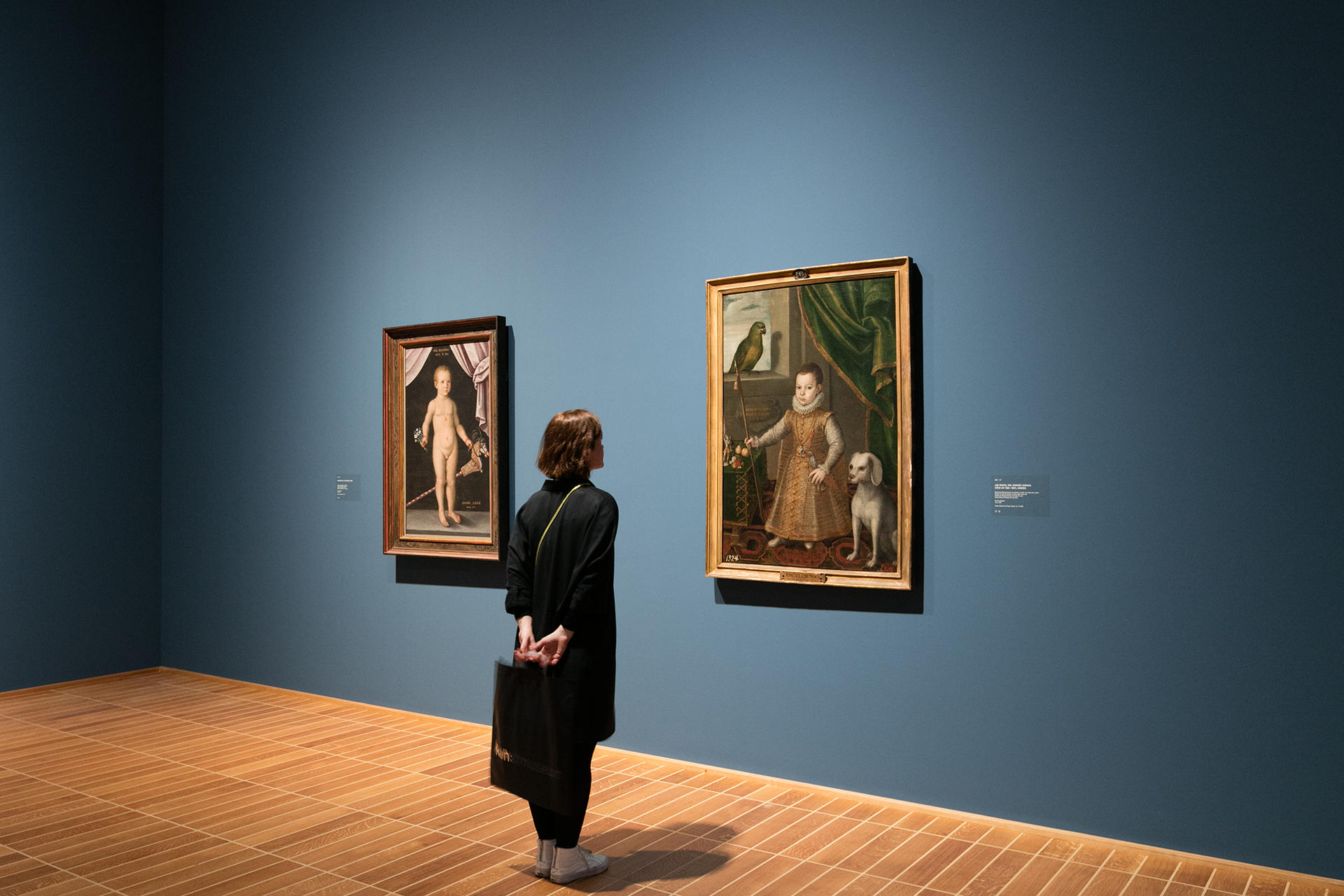 Visitante frente a dos lienzos del Museo del Prado