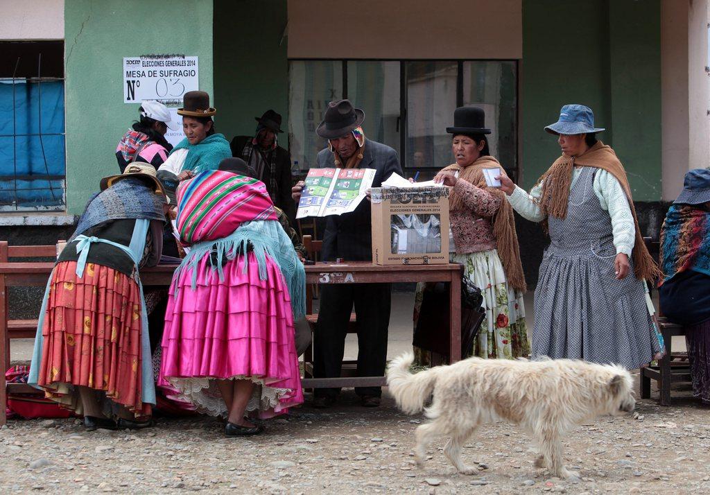 Indigenous cast their vote in bolivia