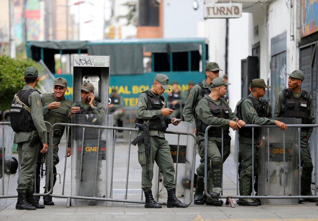 Membri della guardia bolivariana fuori dalla sede della procura generale a Caracas.