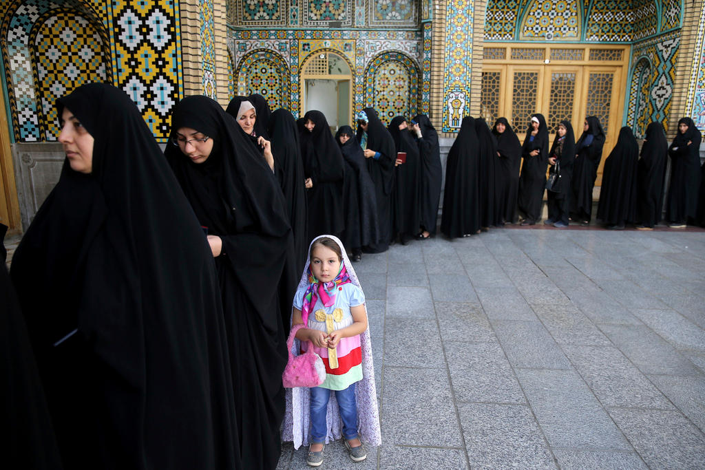 Mujeres hacen fila para votar en presidenciales iraníes en 2017.