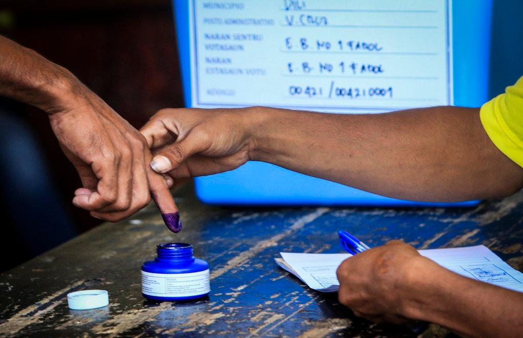 Dedo do eleitor é marcado de tinta para saber que votou