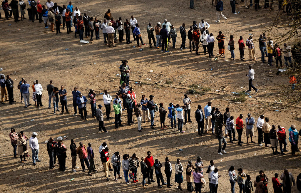 Persone in coda aspettano di poter accedere allûfficio elettorale in Kenya