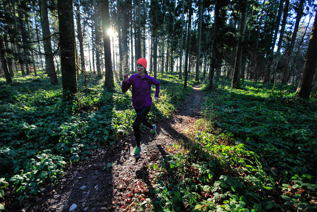 Joggerin im Wald