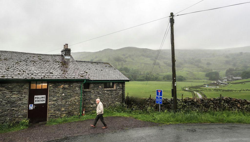 Ein Wähler in England kommt im Wahlbüro an