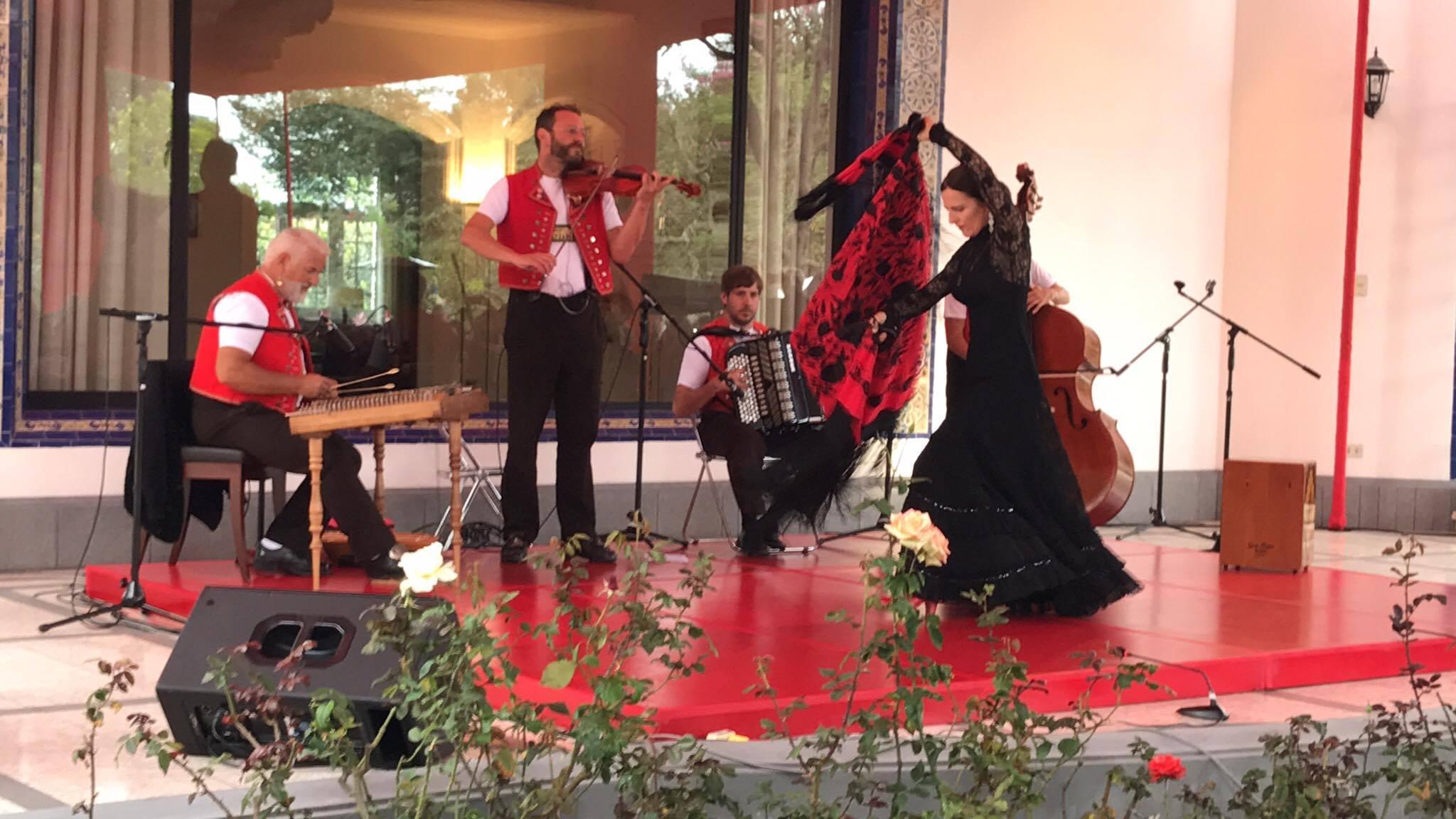 Bailaora suiza baila al compás de un cuarteto de música folclórica suiza