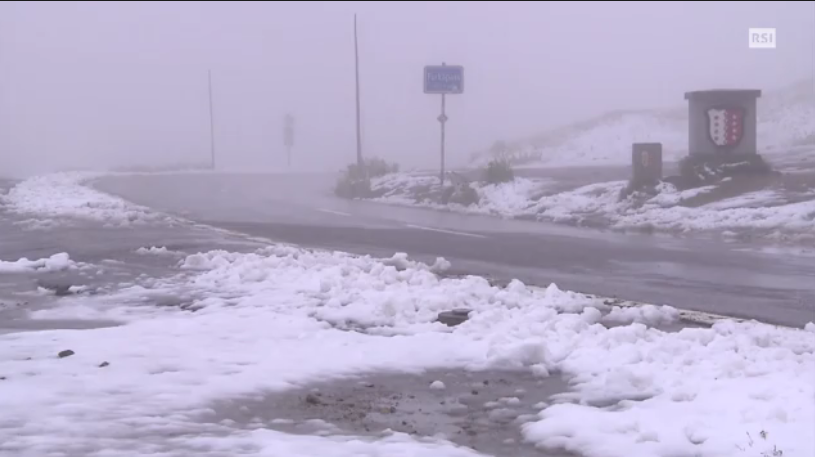 È già tornata la neve sulle Alpi svizzere. Chiusi per alcune ore diversi passi alpini. Ora tutto è tornato nella normalità.