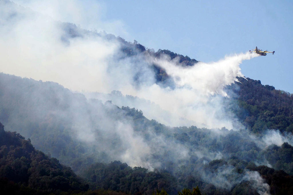 un canadair interviene per spegnere un incendio nel parco del Vesuvio