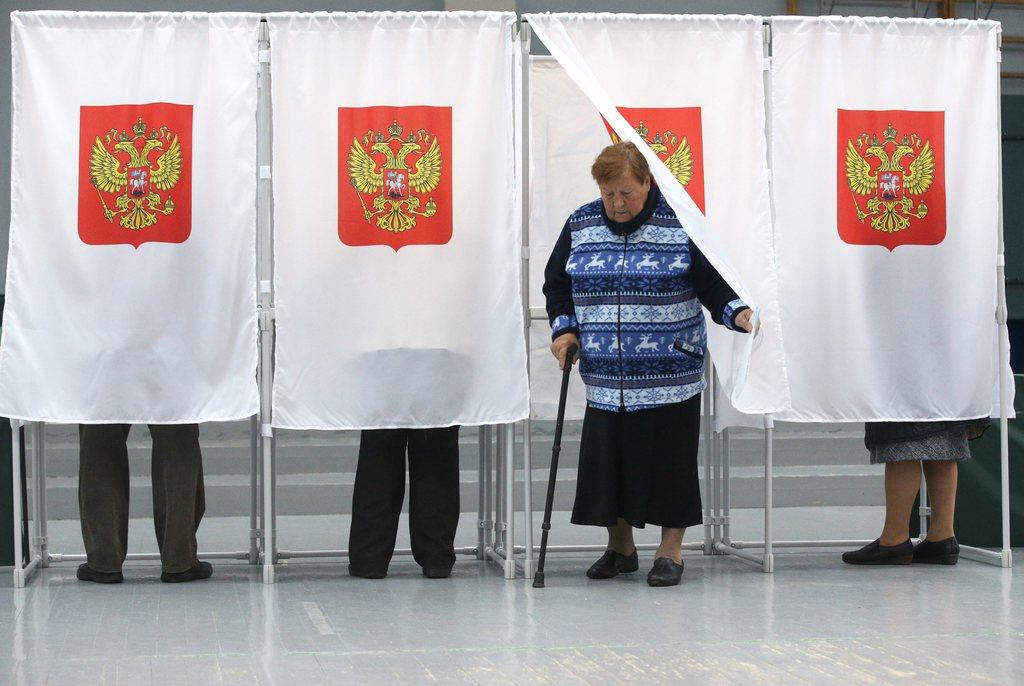 ロシアの議会選挙で投票を済ませた女性