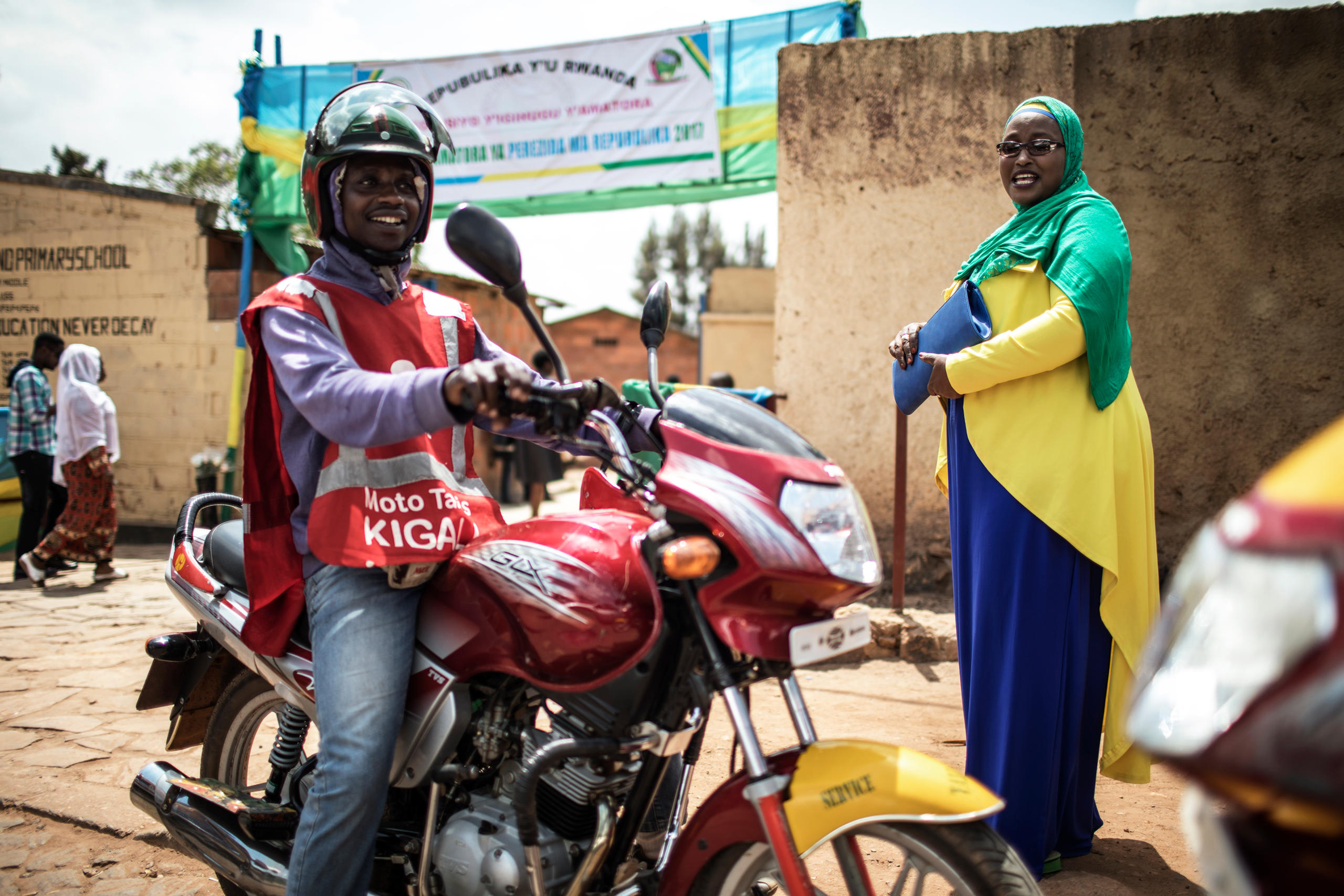 Uomo su una motocicletta in Ruanda