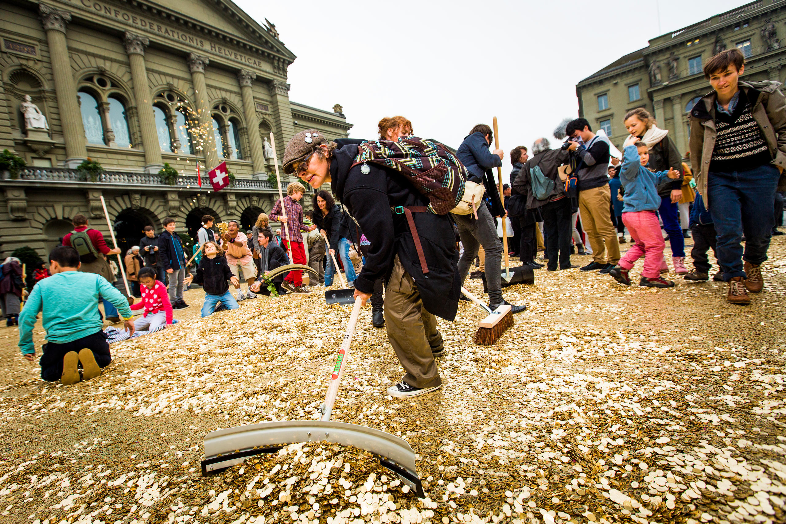 Baden in einem Meer von acht Millionen Fünfrappen-Münzen vor dem Bundeshaus in Bern.