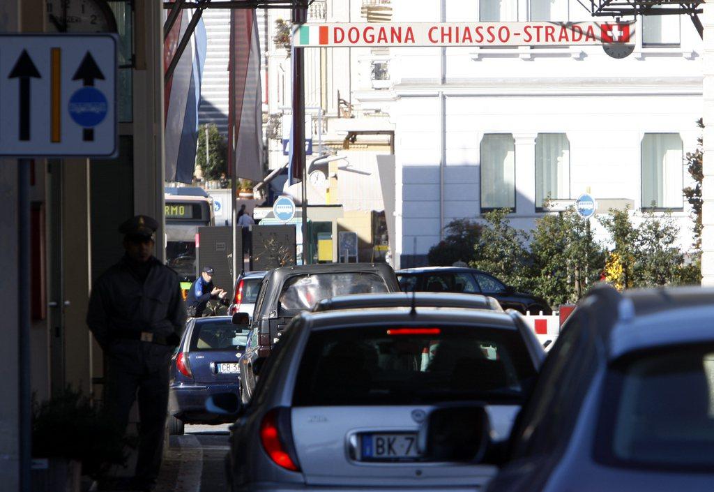 La frontiera di Chiasso strada in un immagine d archivio.