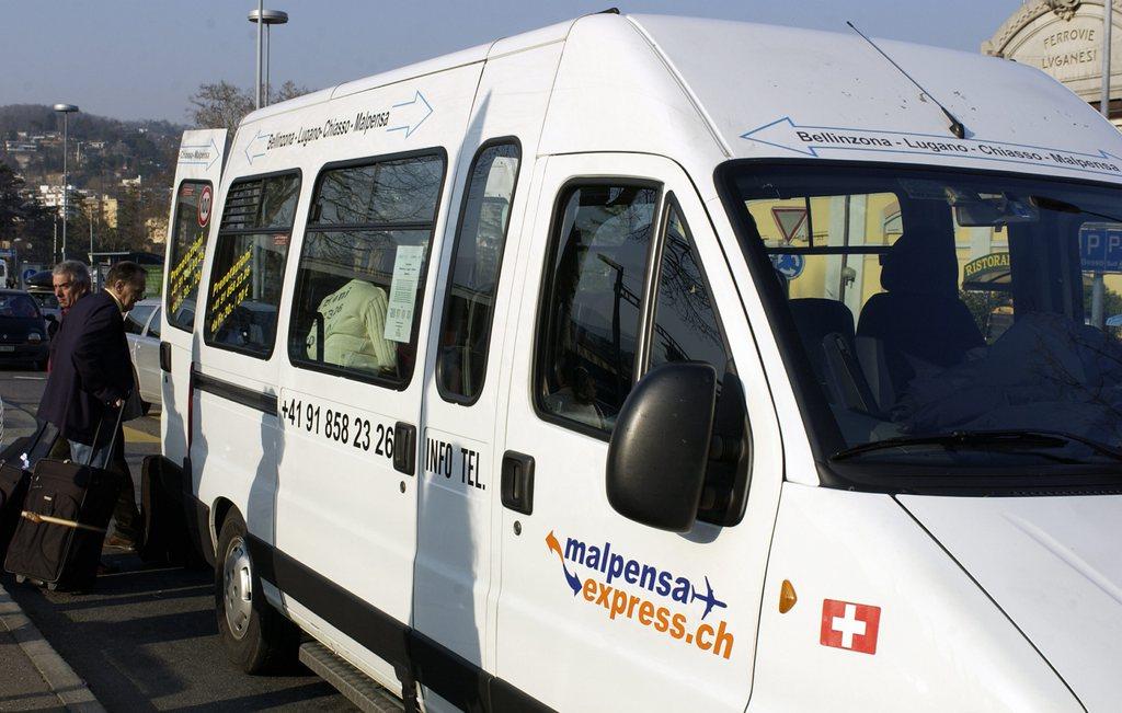 autobus in partenza dalla stazione di Lugano per l aeroporto della Malpensa