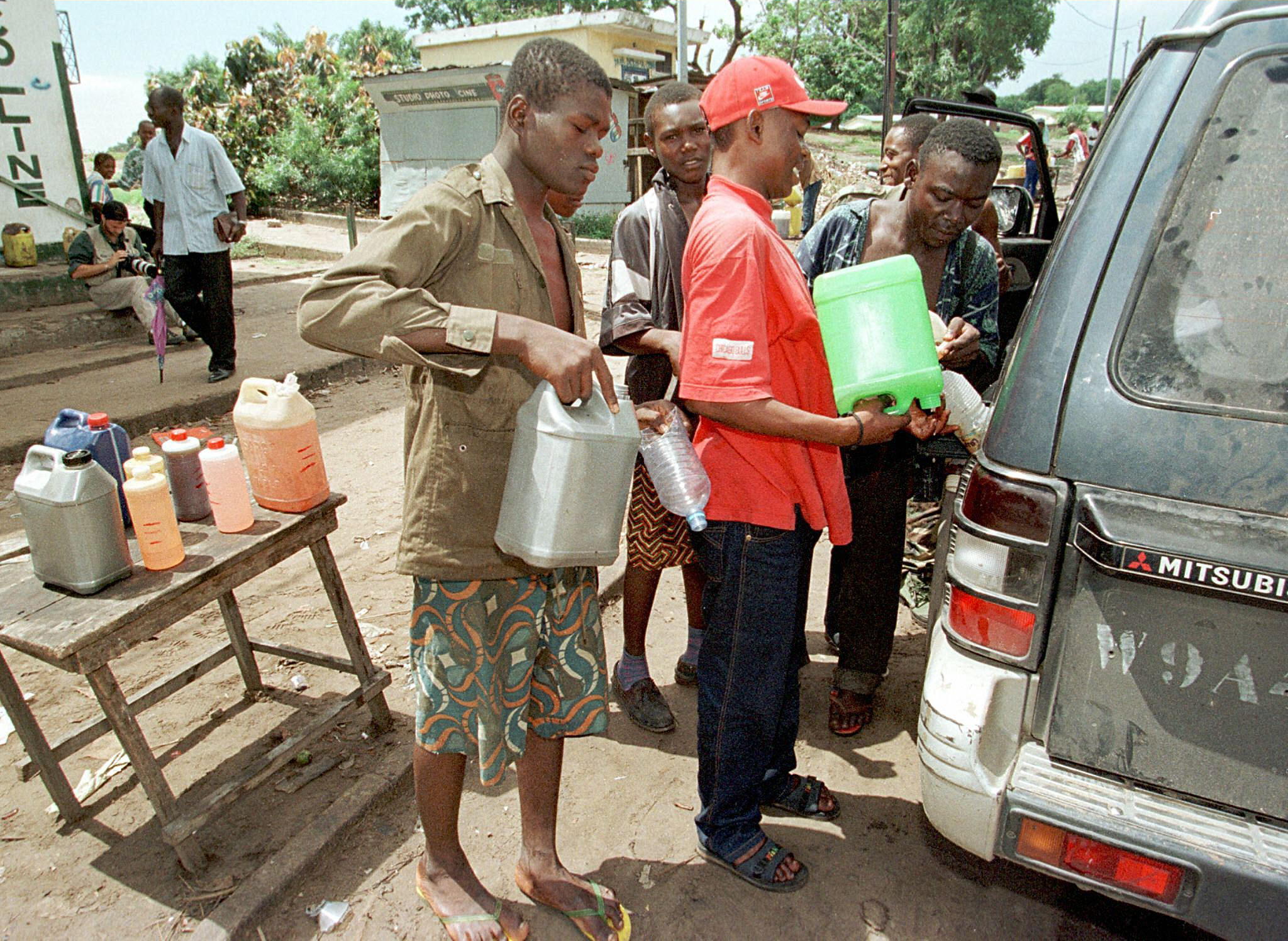 Congolese fill a car 24 October in Brazzaville.