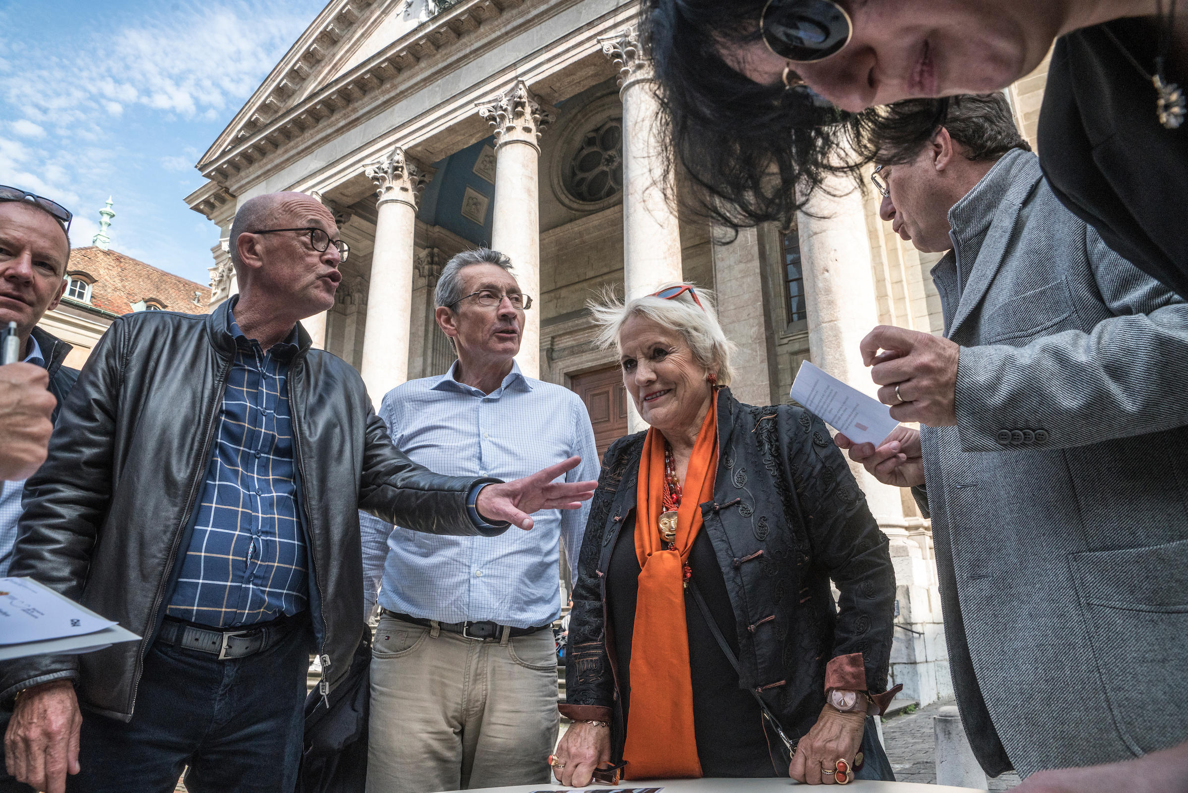 فريق مؤلف من أربعة رجال وسيدتين يقف أمام كاتدرائية القديس بطرس في جنيف