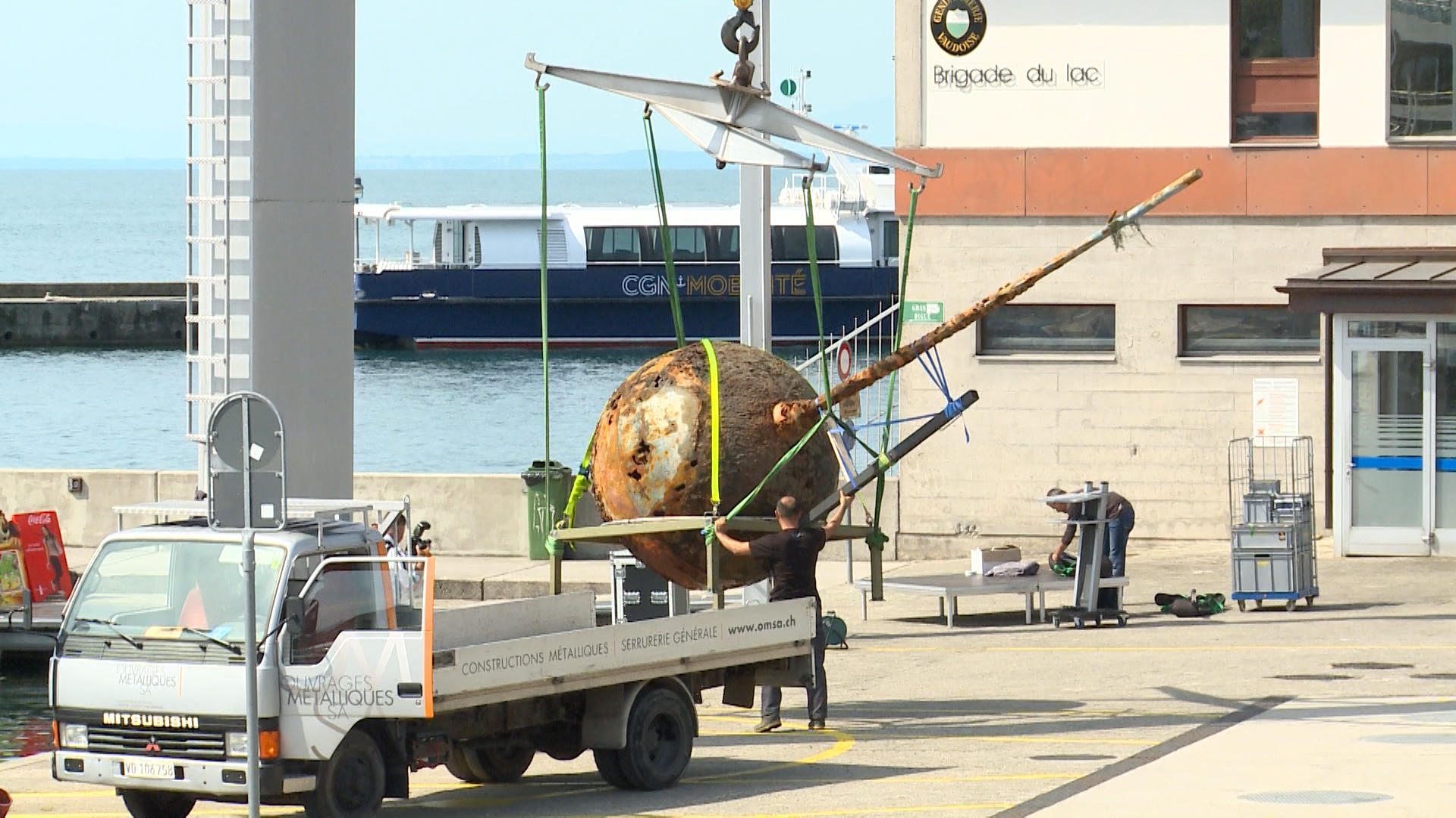 Mast on top of truck with lifting gear around it