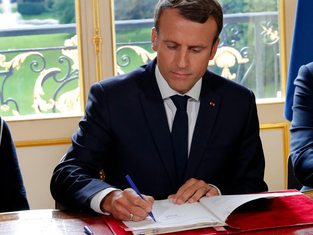 Macron firma i decreti sulla riforma del lavoro