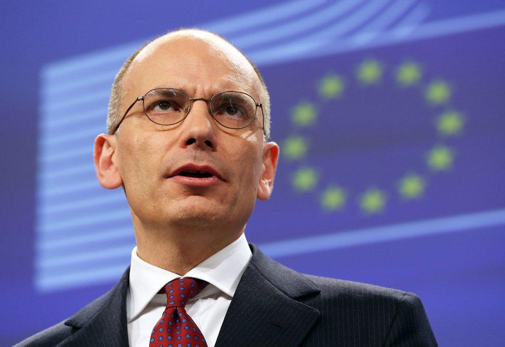 Enrico Letta, con sullo sfondo una bandiera europea