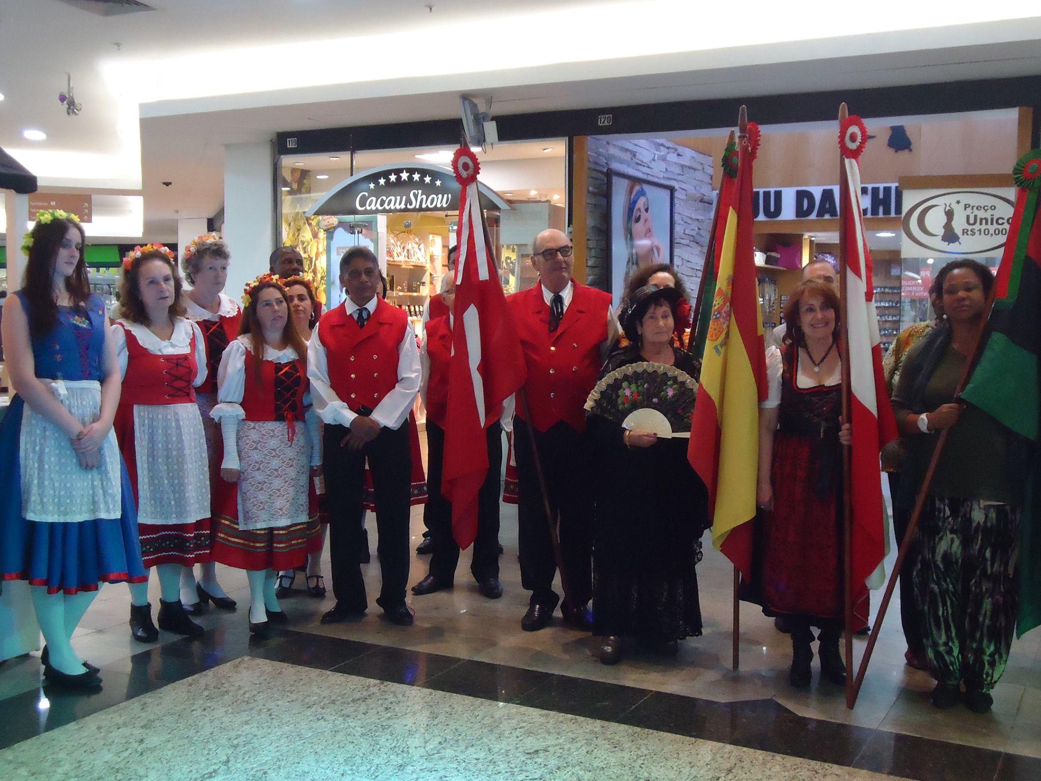 Grupo folclórico suíço se apresentando em Nova Friburgo