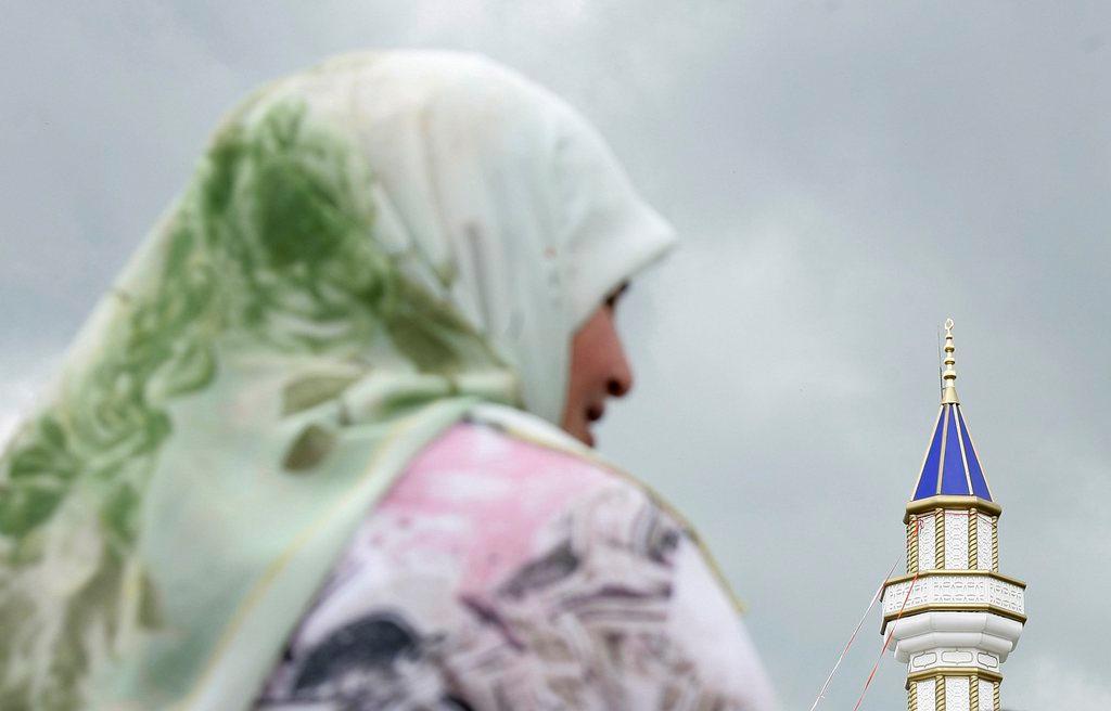 Una donna turca in Svizzera all ombra del minareto di Wangen bei Olten