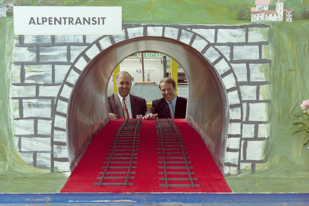 アドルフ・オギ運輸大臣（当時、右）と、複合輸送企業Hupacのベルント・メンツィンガー社長