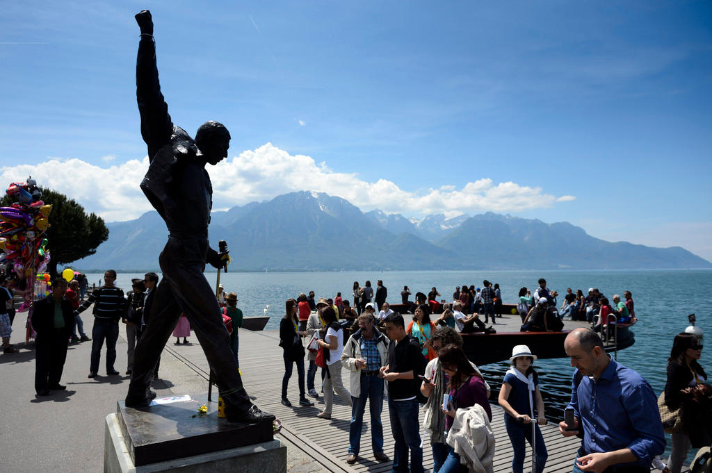 Памятник певцу и музыканту Фредди Меркьюри на берегу Женевского озера в Монтрё. 