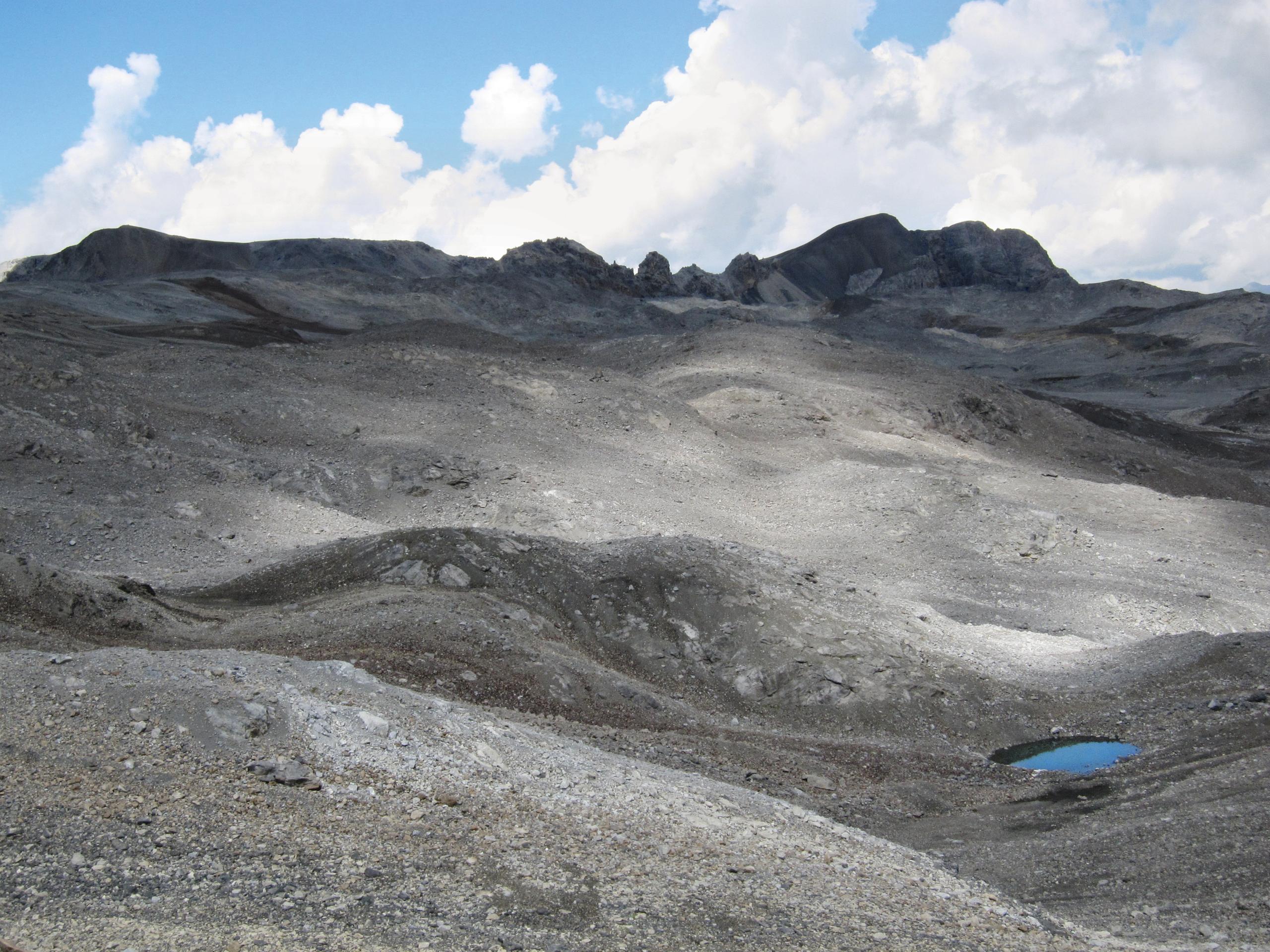 Trockene Landschaft mit kleinem See