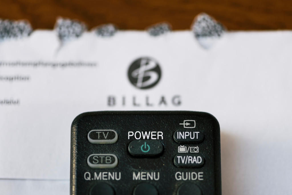 Telecomando e lettera con logo Billag