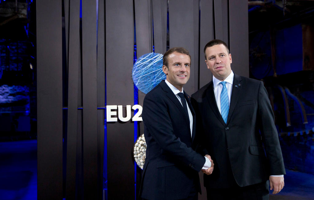 Macron e Ratas si stringono la mano