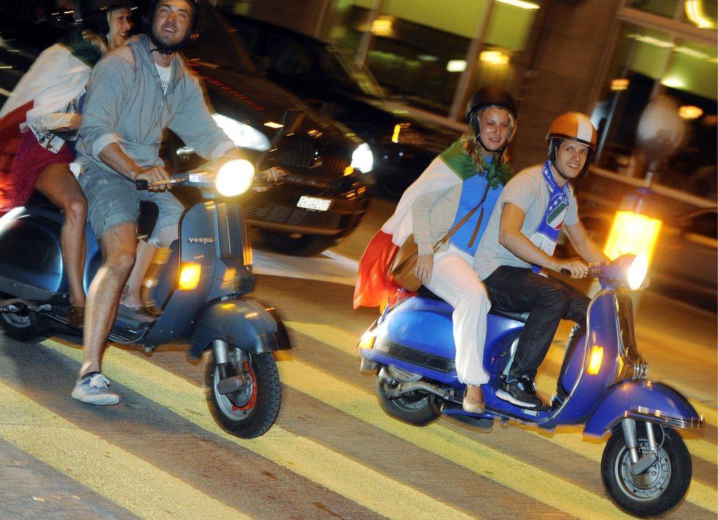Italiani in vespa festeggiano la vittoria dell italia