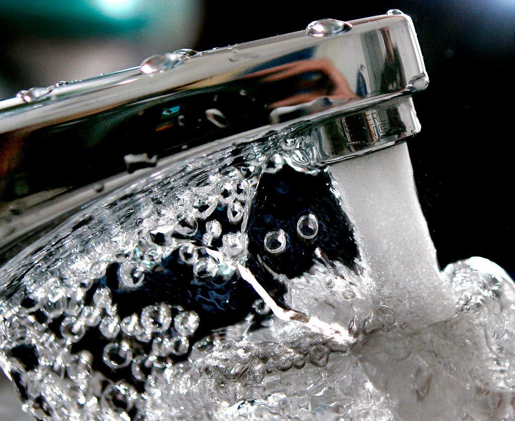 Acqua che sgorga da un rubinetto