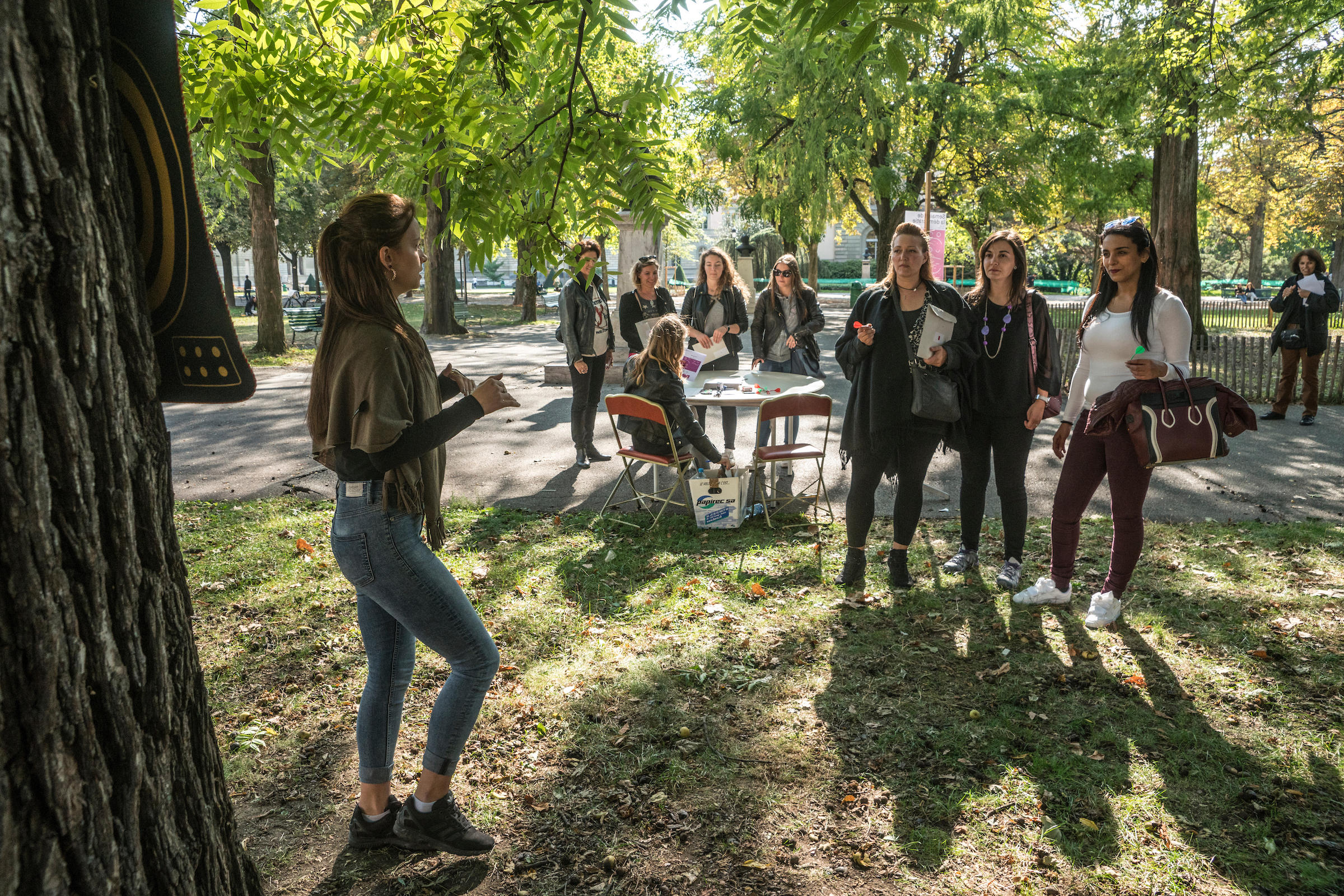 Junge Frauen stehen in einem Park