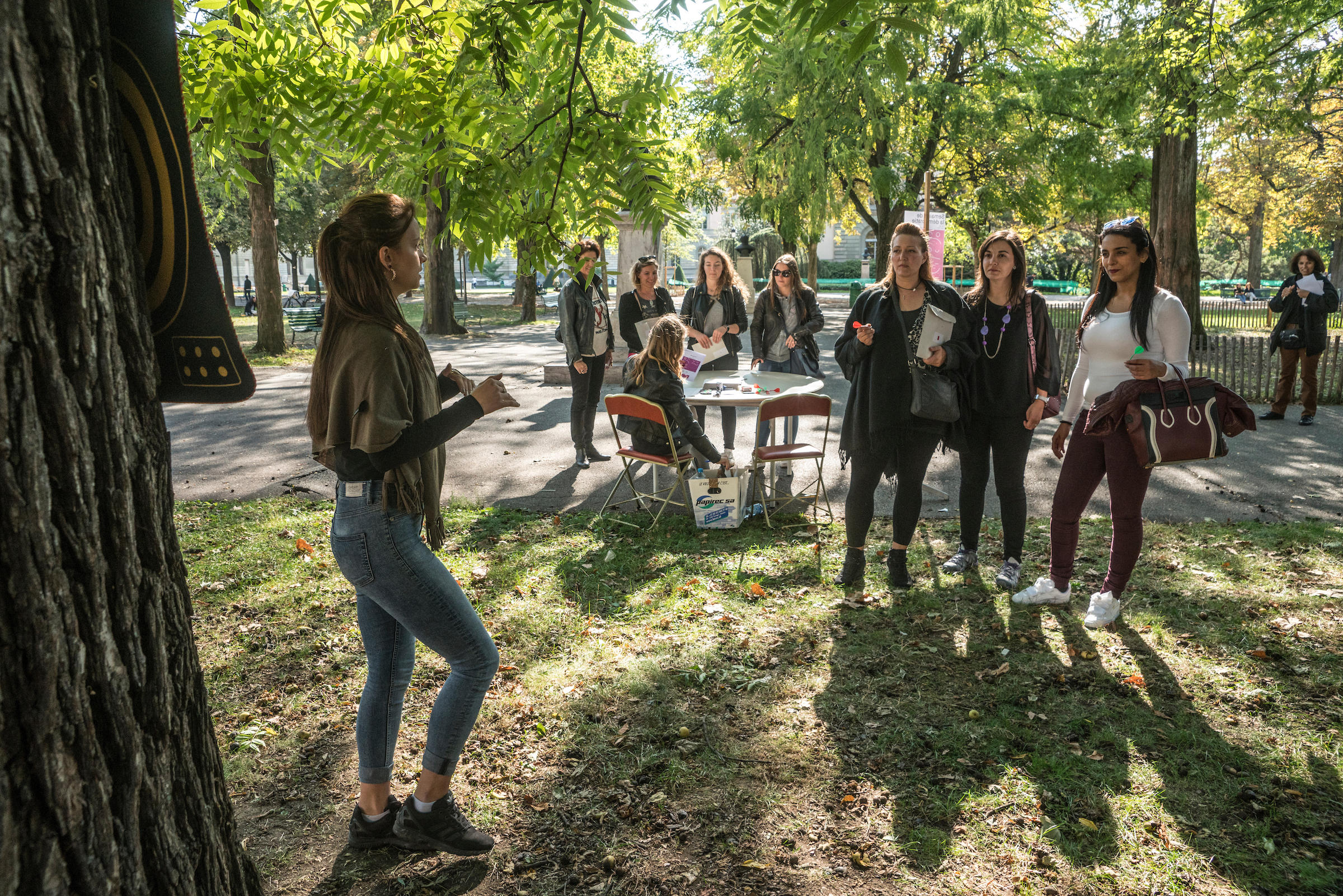 Sette partecipanti si intrattengono con due organizzatrici nel Parc des Bastions.